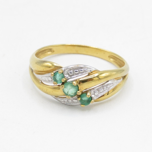 71 - 9ct gold emerald trilogy dress ring (1.5g) Size  M