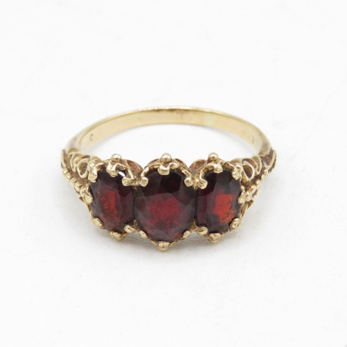 104 - 9ct gold vintage garnet trilogy dress ring with patterned gallery (4.1g) Size  T