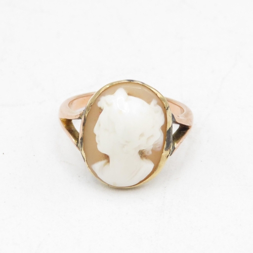 109 - 9ct gold antique shell cameo dress ring with split shoulders (2.8g) Size  M