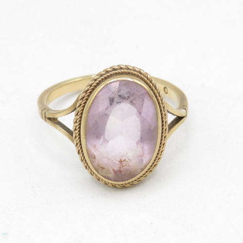 61 - 9ct gold vintage oval cut amethyst dress ring, bezel set (3.8g) AS SEEN - SHANK BENT Size  O