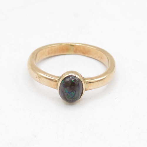 98 - 9ct gold boulder opal cabochon cut dress ring (3.4g) Size  N