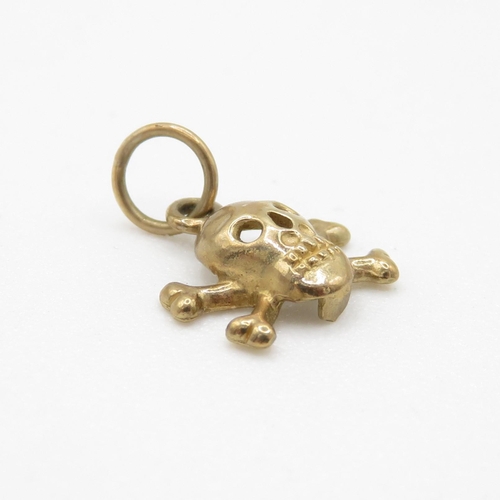 74 - 9ct gold skull & crossbones charm (0.3g)