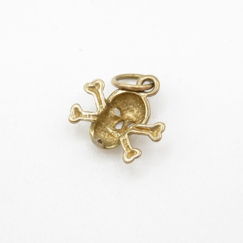 74 - 9ct gold skull & crossbones charm (0.3g)