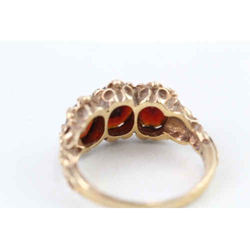 112 - 9ct gold vintage garnet three stone ring with patterned shoulders (3.6g) Size  K 1/2