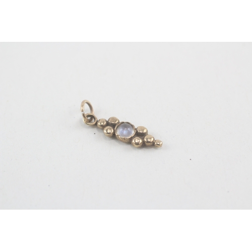 124 - 9ct gold vintage moonstone charm (0.8g)