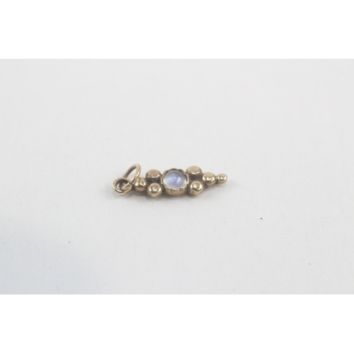 124 - 9ct gold vintage moonstone charm (0.8g)