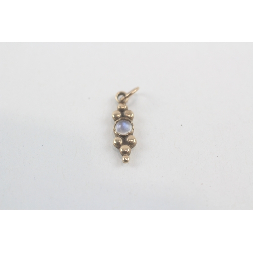 124 - 9ct gold vintage moonstone charm (0.8g)