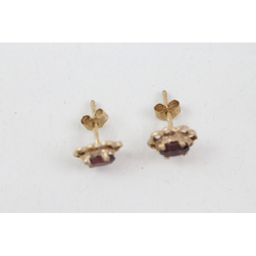 139 - 9ct gold garnet set earrings & necklace matching set (2.1g)