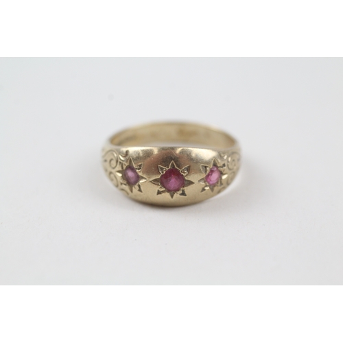 14 - 9ct gold vintage ruby trilogy dress ring with etched design (3g) Size  O 1/2