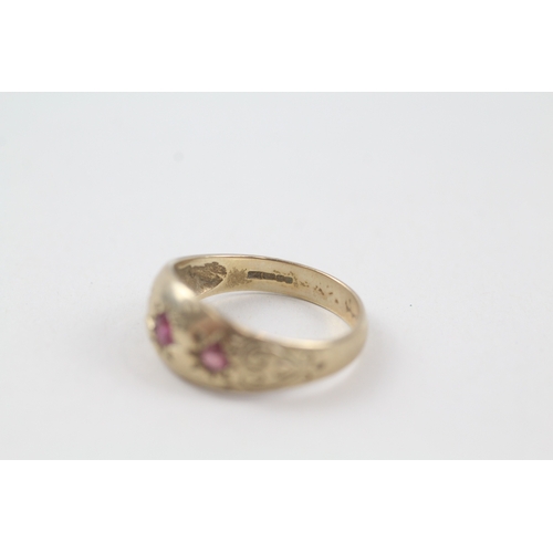 14 - 9ct gold vintage ruby trilogy dress ring with etched design (3g) Size  O 1/2