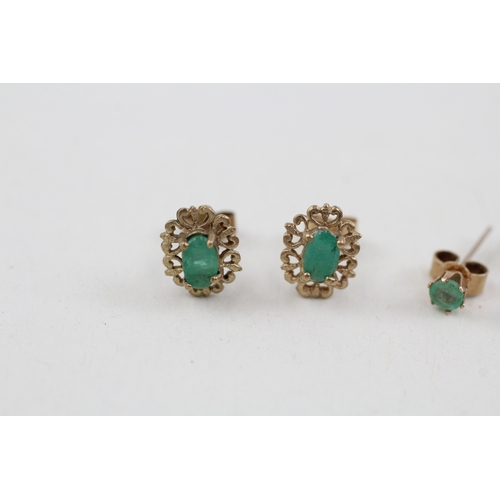 163 - 2 x 9ct gold emerald set stud earrings (1.3g)