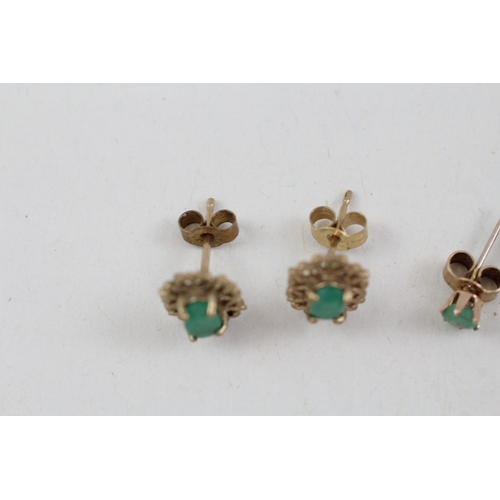 163 - 2 x 9ct gold emerald set stud earrings (1.3g)