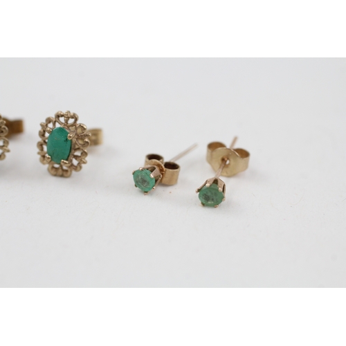 163 - 2 x 9ct gold emerald set stud earrings (1.3g)