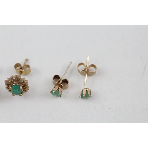 163 - 2 x 9ct gold emerald set stud earrings (1.3g)