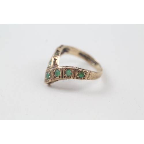 18 - 9ct gold vintage emerald wishbone dress ring (2.3g) Size  L