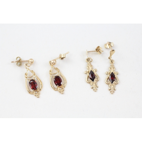 182 - 2 x 9ct gold garnet set drop earrings (2.9g)