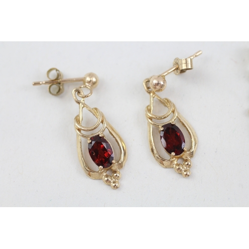 182 - 2 x 9ct gold garnet set drop earrings (2.9g)