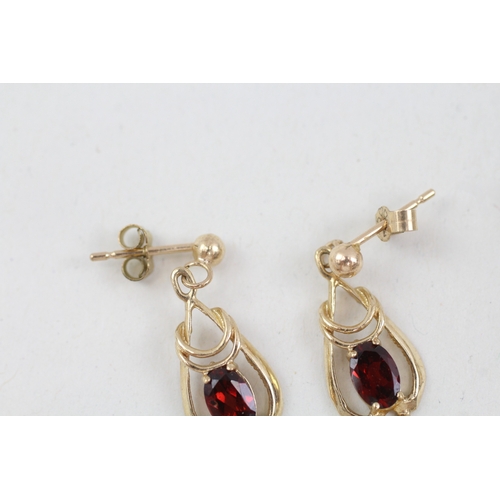 182 - 2 x 9ct gold garnet set drop earrings (2.9g)