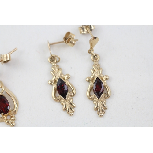 182 - 2 x 9ct gold garnet set drop earrings (2.9g)