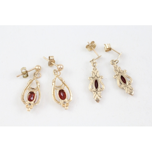 182 - 2 x 9ct gold garnet set drop earrings (2.9g)