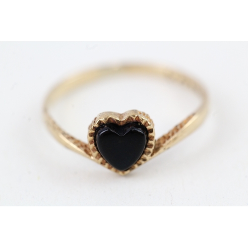 191 - 9ct gold vintage black onyx heart shape signet ring (0.9g) Size  H 1/2