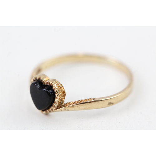 191 - 9ct gold vintage black onyx heart shape signet ring (0.9g) Size  H 1/2