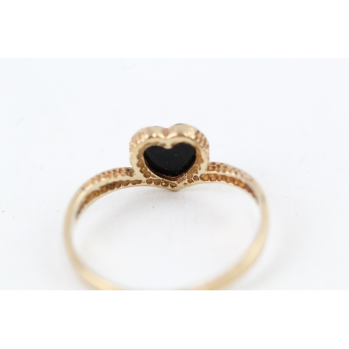 191 - 9ct gold vintage black onyx heart shape signet ring (0.9g) Size  H 1/2