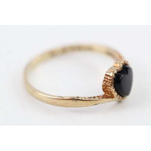 191 - 9ct gold vintage black onyx heart shape signet ring (0.9g) Size  H 1/2