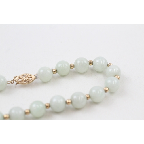 201 - 14ct gold clasped jade beaded bracelet with 14ct gold spacer beads (17.8g)