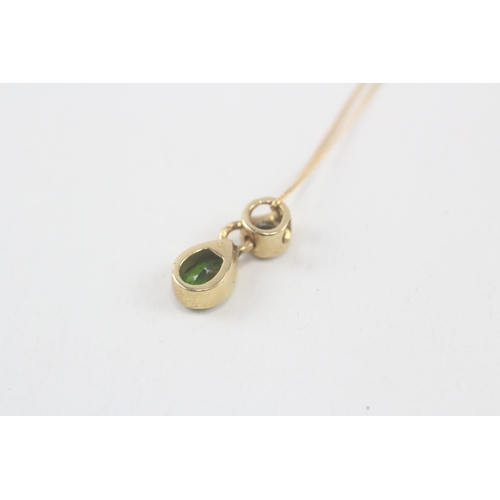 209 - 9ct gold diopside drop pendant necklace (1.7g)