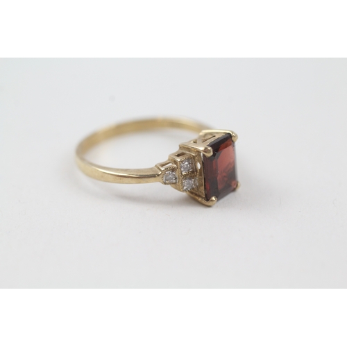 22 - 9ct gold garnet solitaire dress ring with diamond set shoulder (2.3g) Size  O