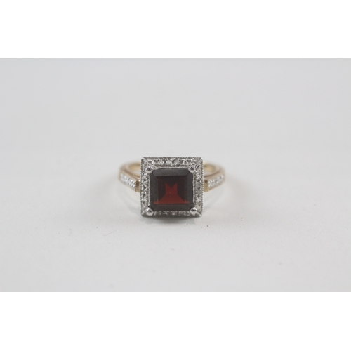 220 - 9ct gold garnet & diamond dress ring (3.3g) Size  P