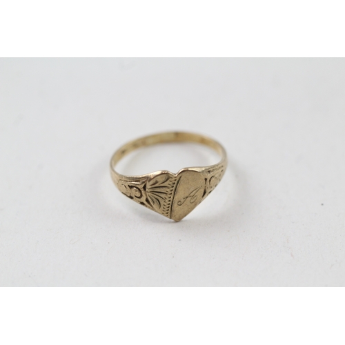 23 - 9ct gold vintage heart shaped signet ring with etched design (1g) Size  G