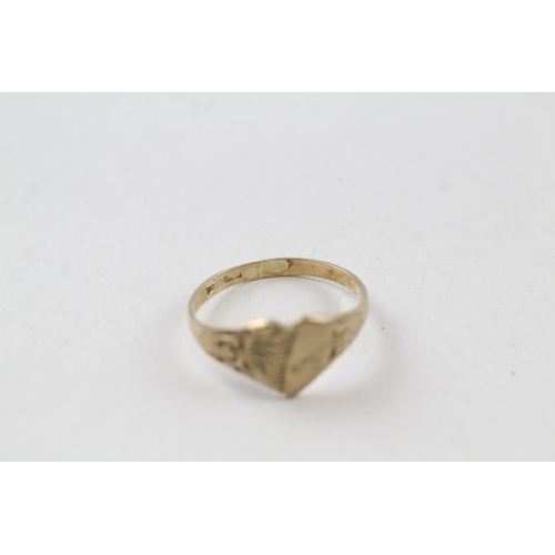 23 - 9ct gold vintage heart shaped signet ring with etched design (1g) Size  G