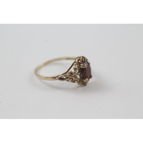 4 - 9ct gold vintage garnet dress ring with ornate frame and shoulders (1.4g) Size  M 1/2