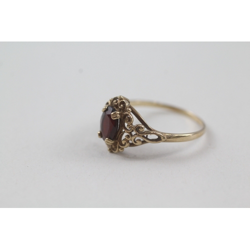 4 - 9ct gold vintage garnet dress ring with ornate frame and shoulders (1.4g) Size  M 1/2