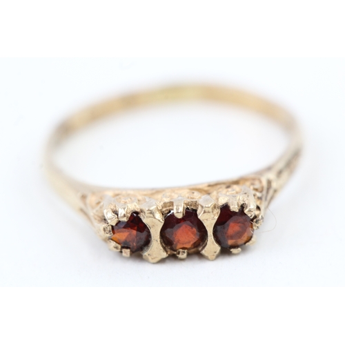 41 - 9ct gold vintage garnet three stone ring with scroll patterned gallery (1.9g) Size  N 1/2