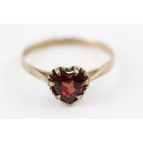 44 - 9ct gold vintage garnet heart shape dress ring (1.3g) Size  M