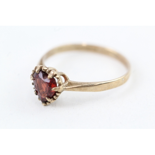 44 - 9ct gold vintage garnet heart shape dress ring (1.3g) Size  M