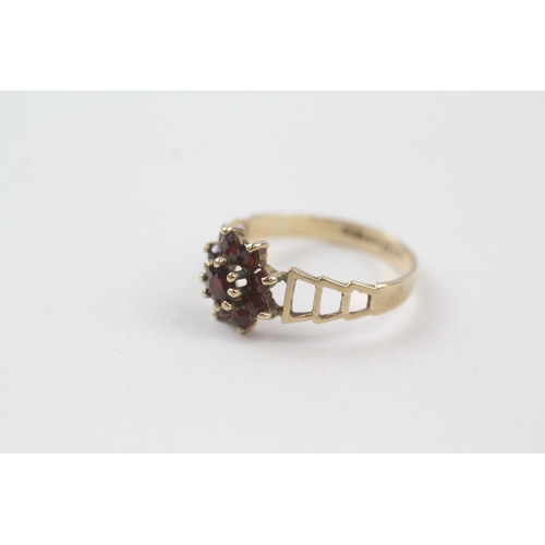 7 - 9ct gold vintage garnet floral cluster dress ring with open work shoulders (2.1g) Size  Q