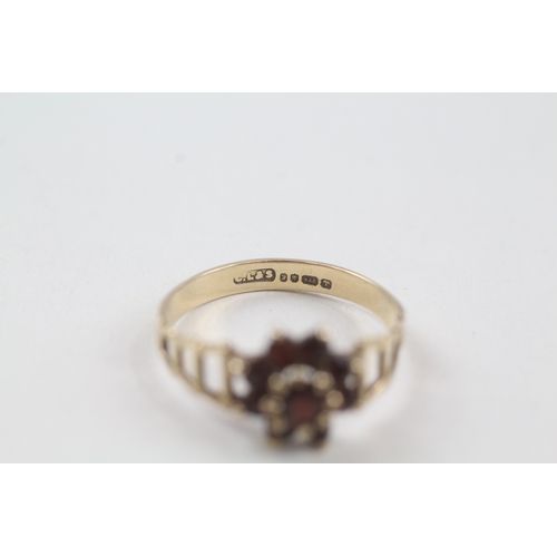 7 - 9ct gold vintage garnet floral cluster dress ring with open work shoulders (2.1g) Size  Q