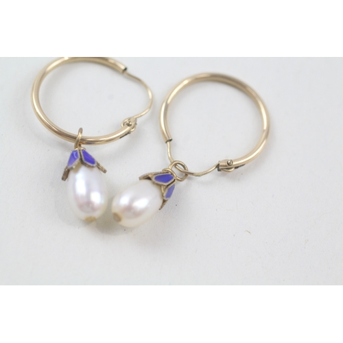 84 - 9ct gold cultured pearl and enamel drop hoop earrings (1.5g)