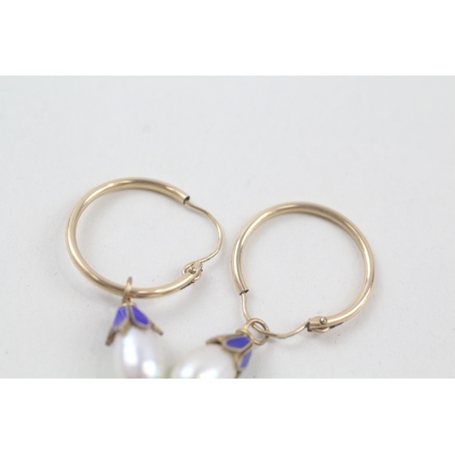 84 - 9ct gold cultured pearl and enamel drop hoop earrings (1.5g)