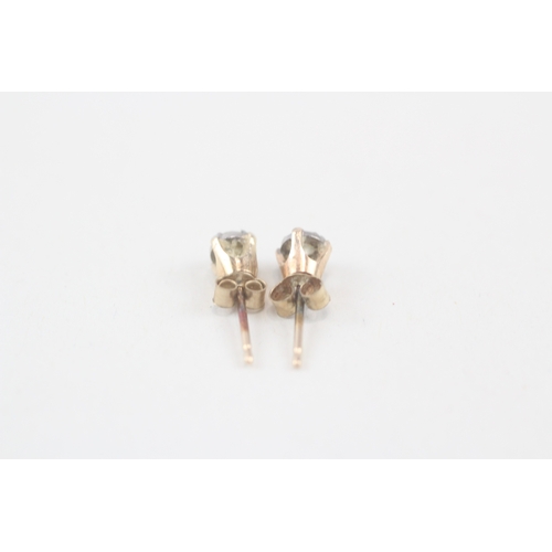 104 - 9ct gold diamond stud earrings (0.8g)