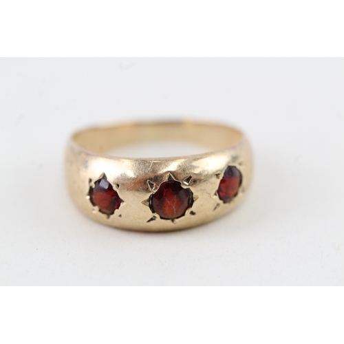 11 - 9ct gold vintage star set garnet three stone ring (2g) Size  K