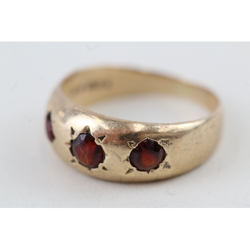 11 - 9ct gold vintage star set garnet three stone ring (2g) Size  K