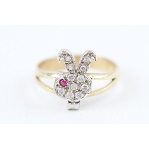 112 - 14ct gold cubic zirconia & red gemstone playboy dress ring (2.2g) Size  K