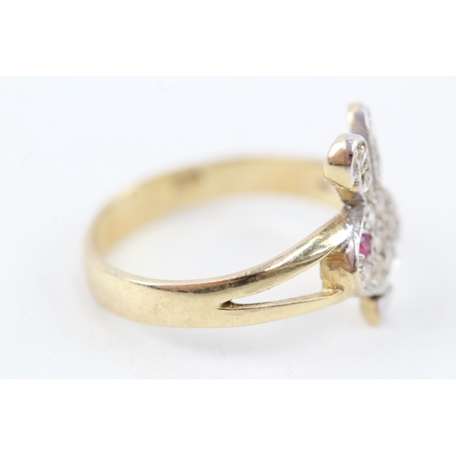 112 - 14ct gold cubic zirconia & red gemstone playboy dress ring (2.2g) Size  K