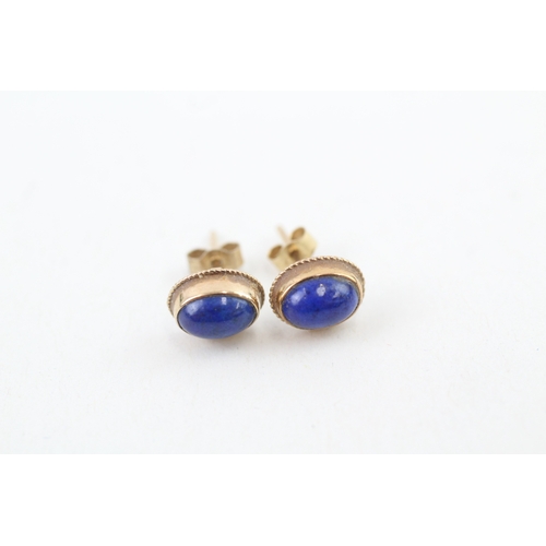 113 - 9ct gold lapis stud earrings with scroll backs (1g)