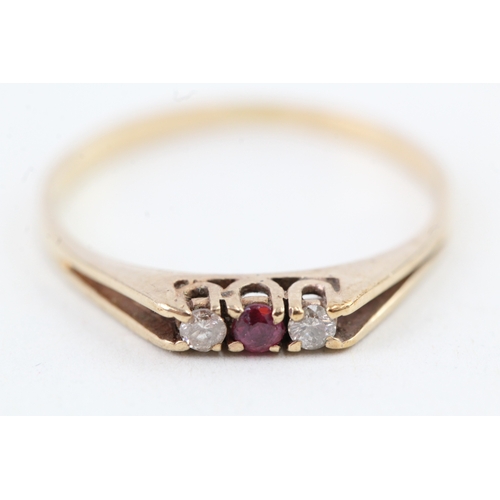 120 - 9ct gold vintage ruby & diamond three stone ring (1.6g) Size  S